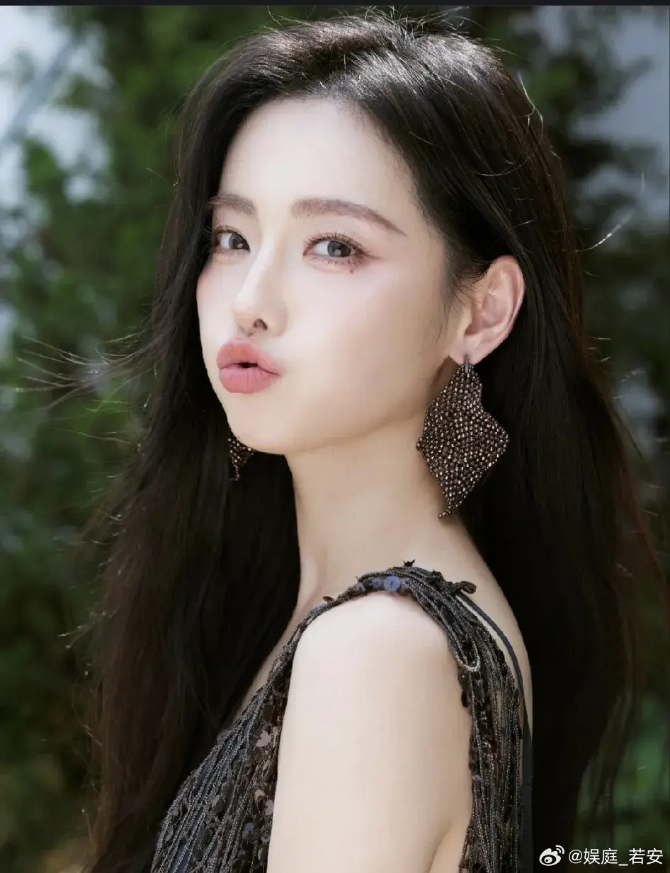 张嘉倪越来越美了，最后悔的是买超。他当初怎么想的，放着这么美的老婆不珍惜，现在后