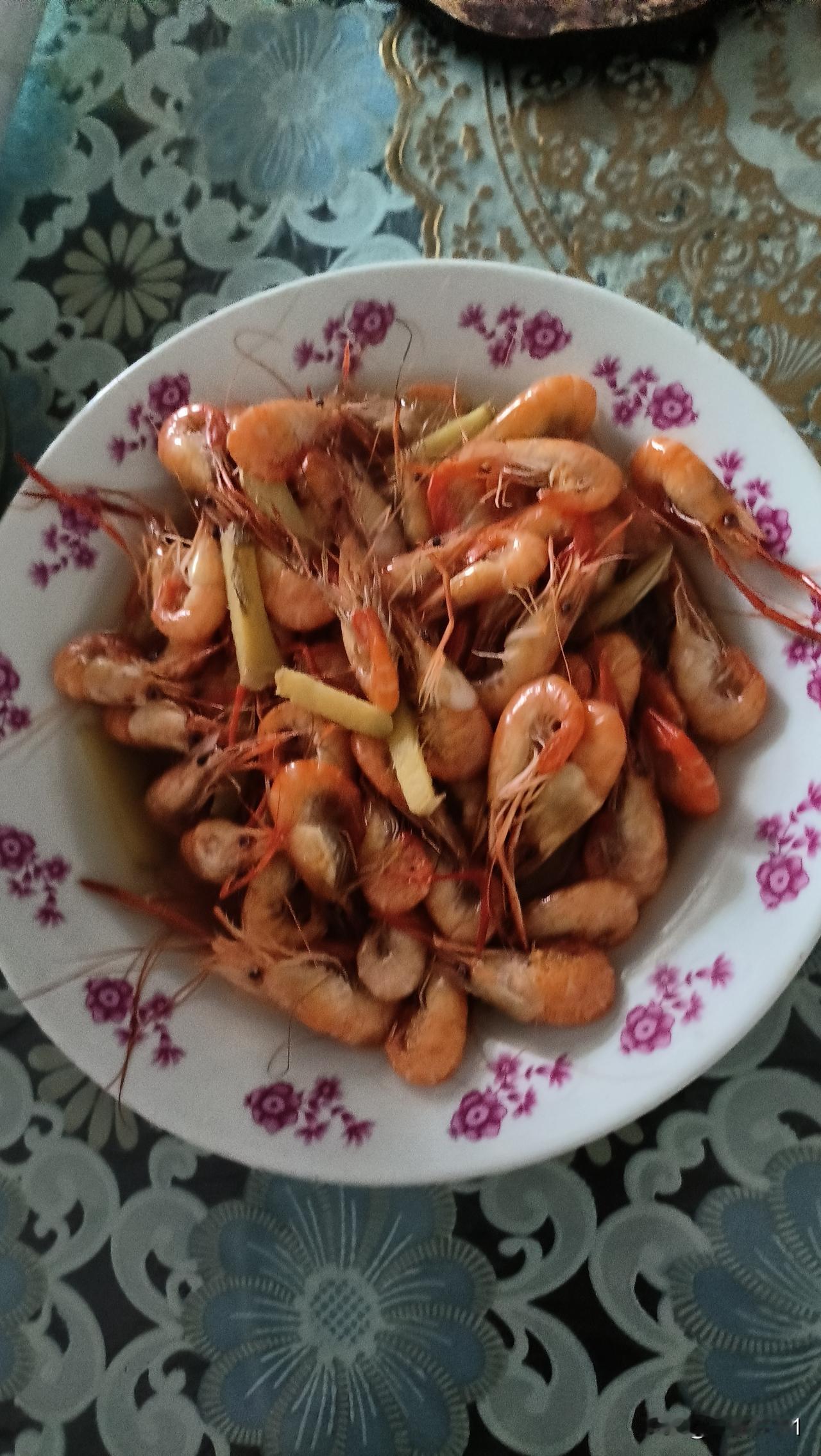 哈哈，谁叫我没眼力呢？这不，损失好几元了吧？

一个老太蹲在地上，前面是两个盆子
