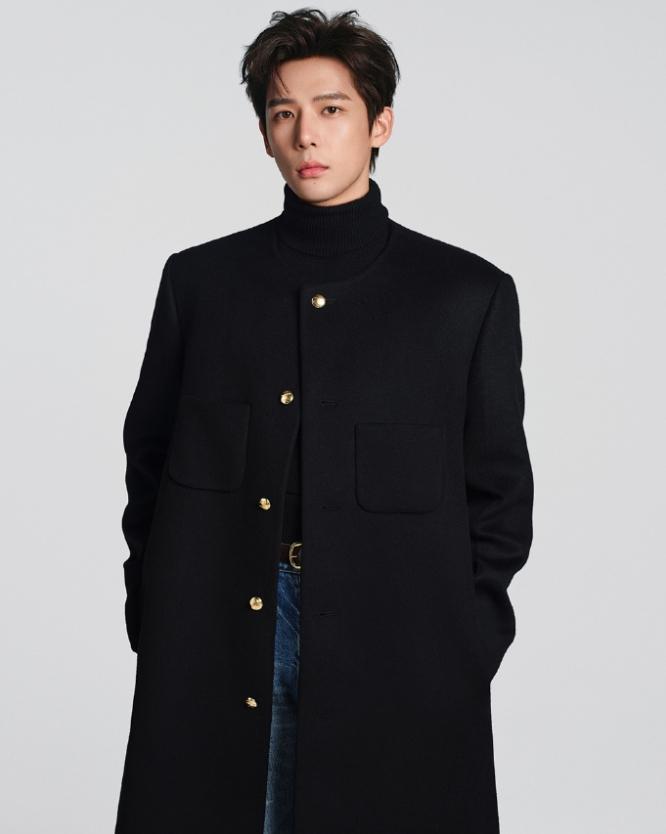 王安宇官宣CELINE品牌大使！
王安宇是CELINE首位中国男性品牌大使，此前