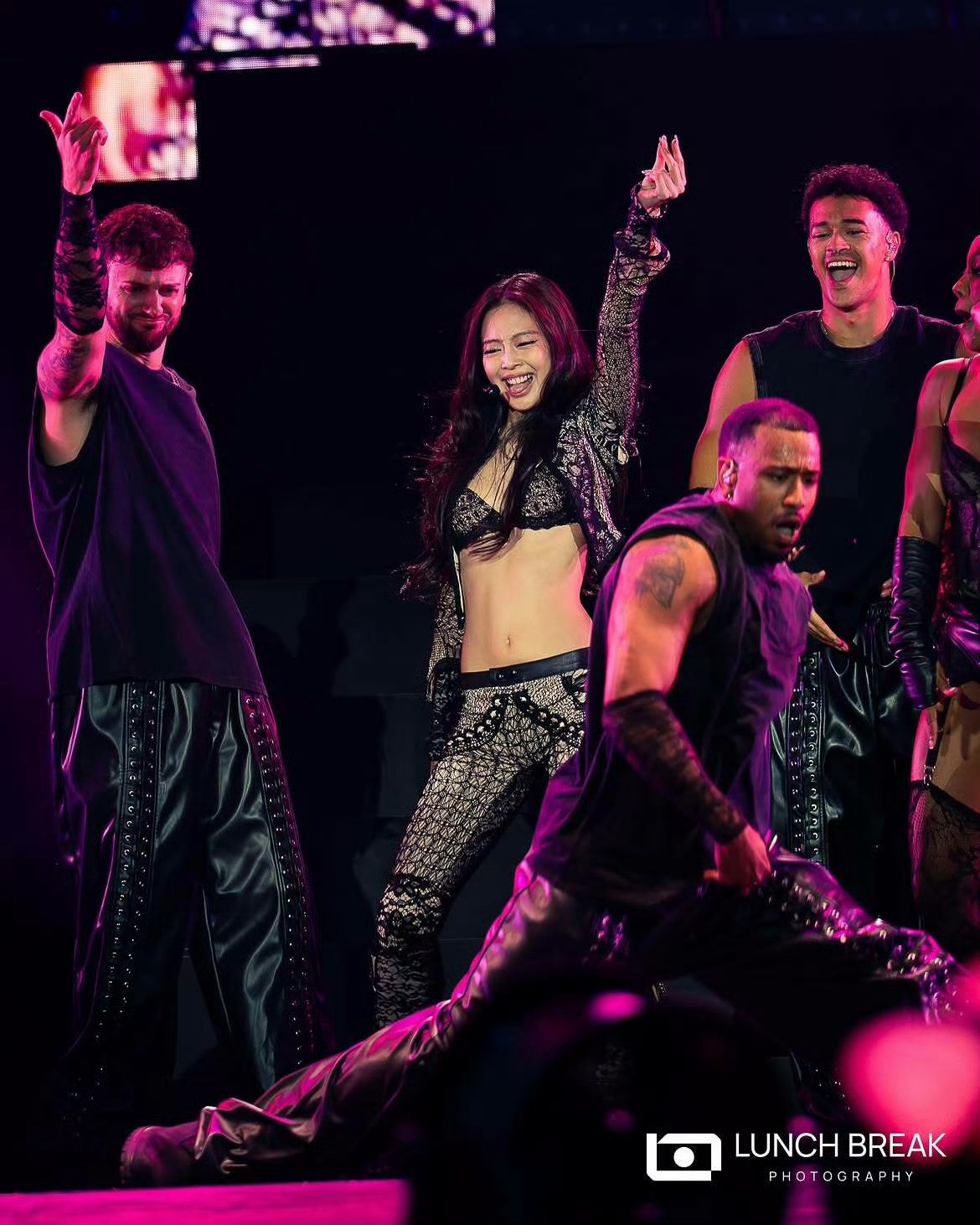 Jennie伴舞的衣服……对待舞台的用心程度也完全体现在舞者的服装里舞者们的服装