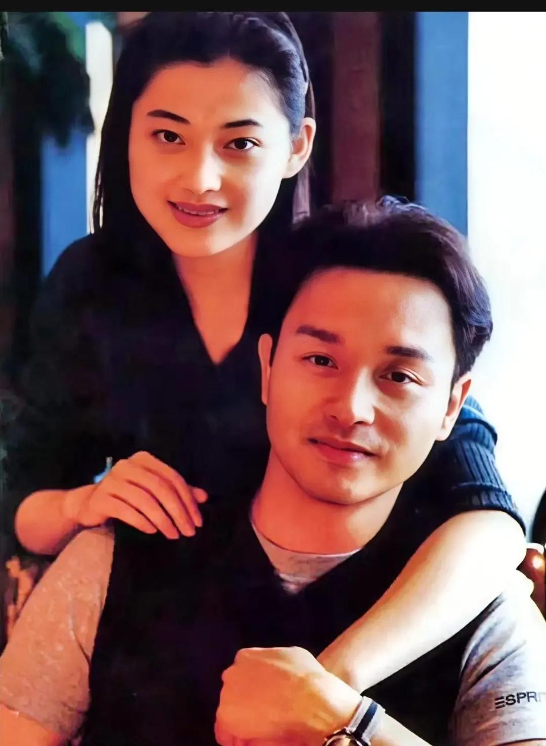 1997年，张国荣和梅婷的一张合影，成为了一个时代的记忆，那时候，张国荣主演的电