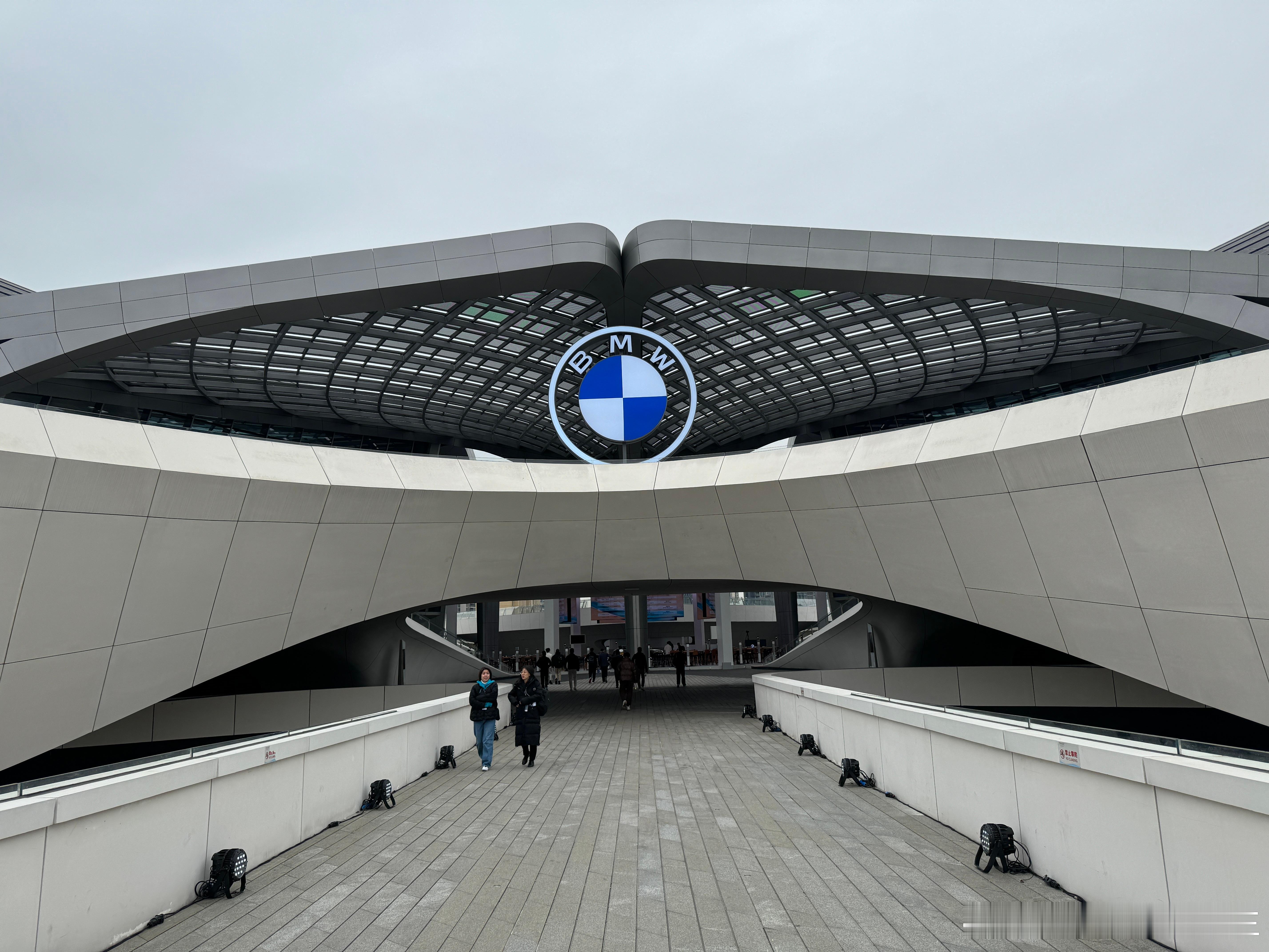 居然有点被BMW这个电池回收、节水打动了，难道是我跑赛道排放太多，潜意识里需要来
