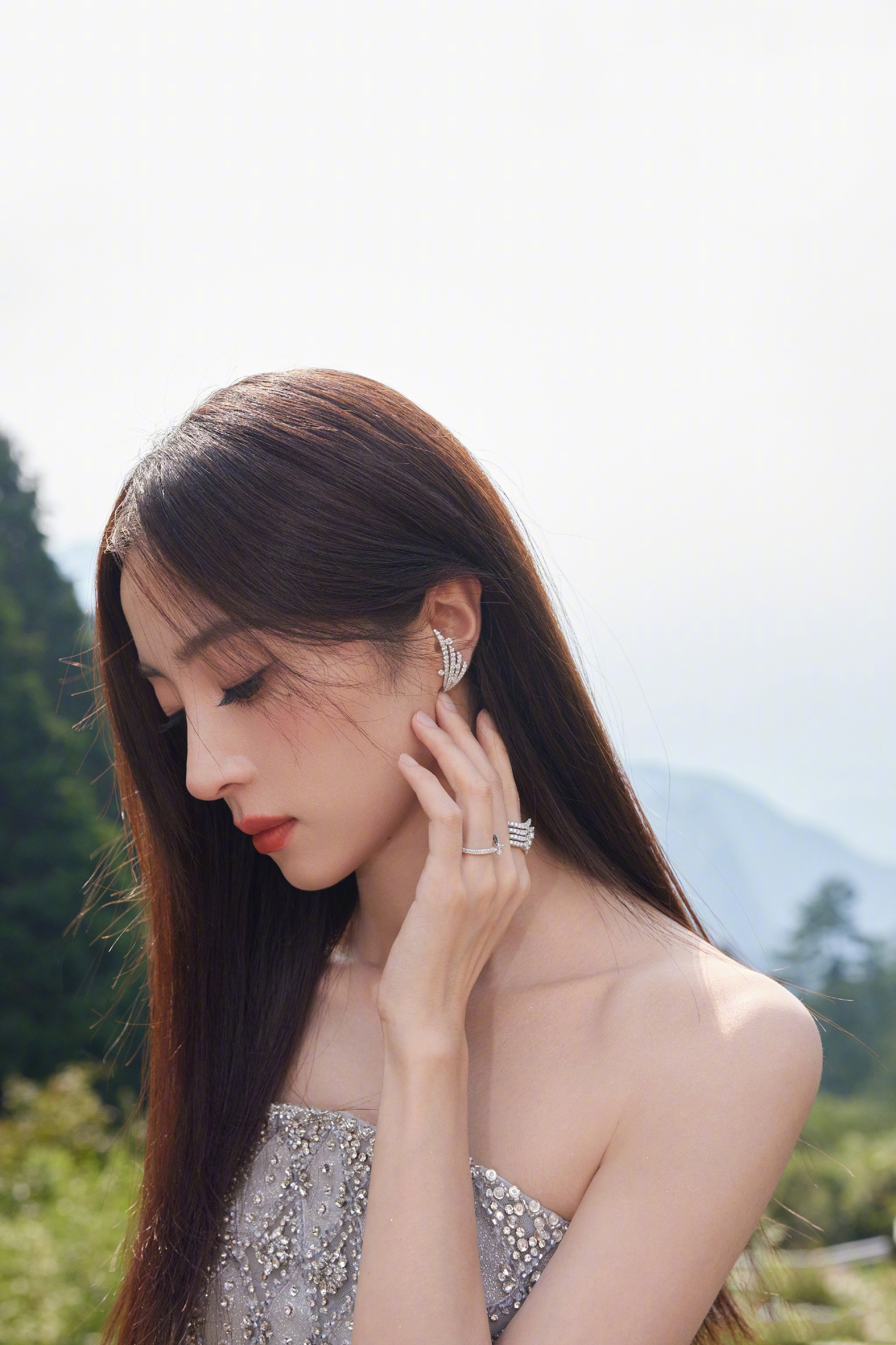 胡冰卿：碎钻纱裙，寻找秋日里的浪漫答案 