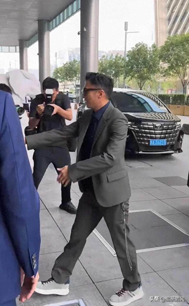 谢霆锋现身北京正大中心，谈合作项目，现实中的他，真的有霸总范