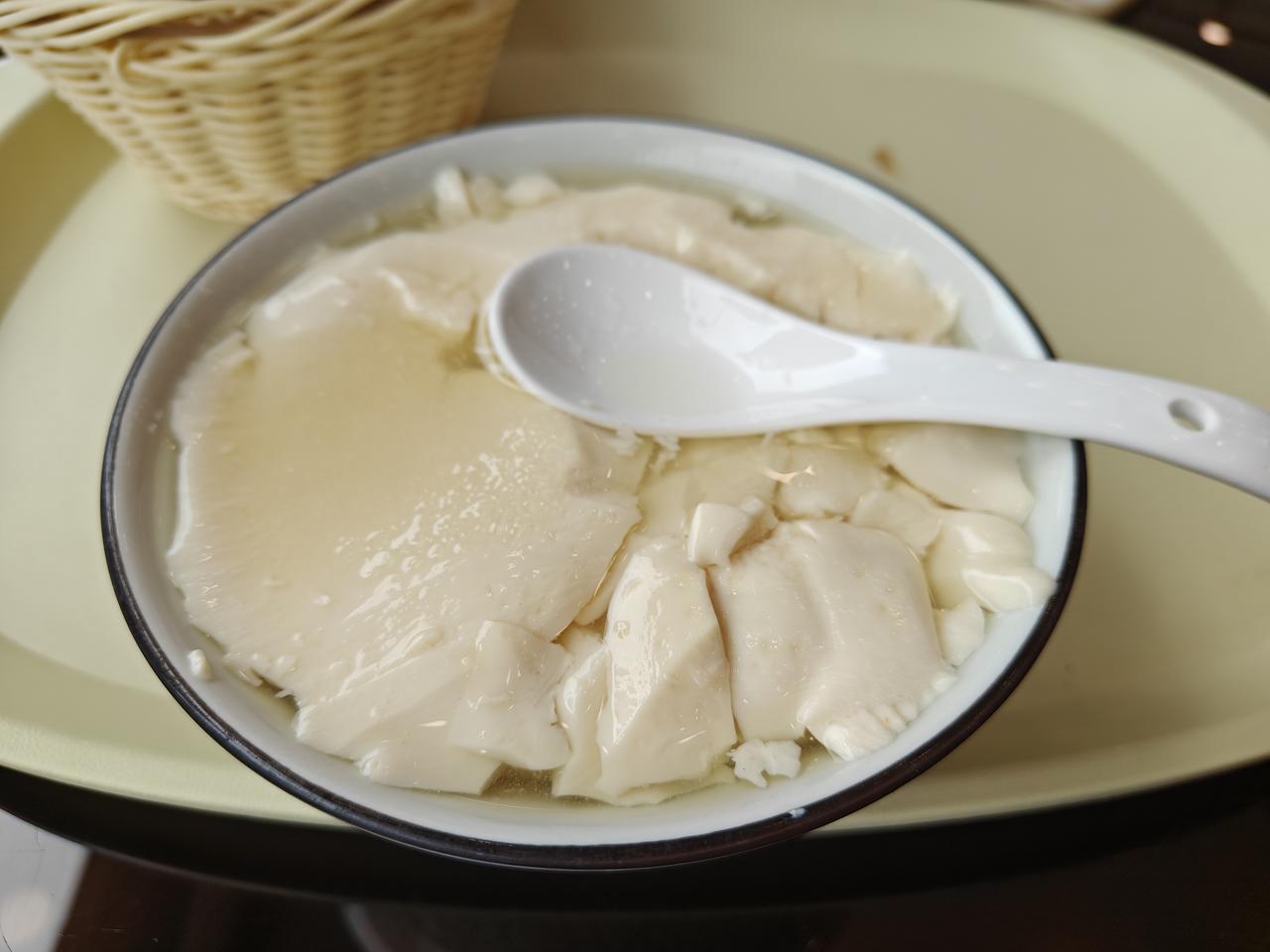 帮帮忙，这碗加了糖的豆花该怎么吃？

早餐想吃点甜的，朋友帮我点了一碗加了糖的豆