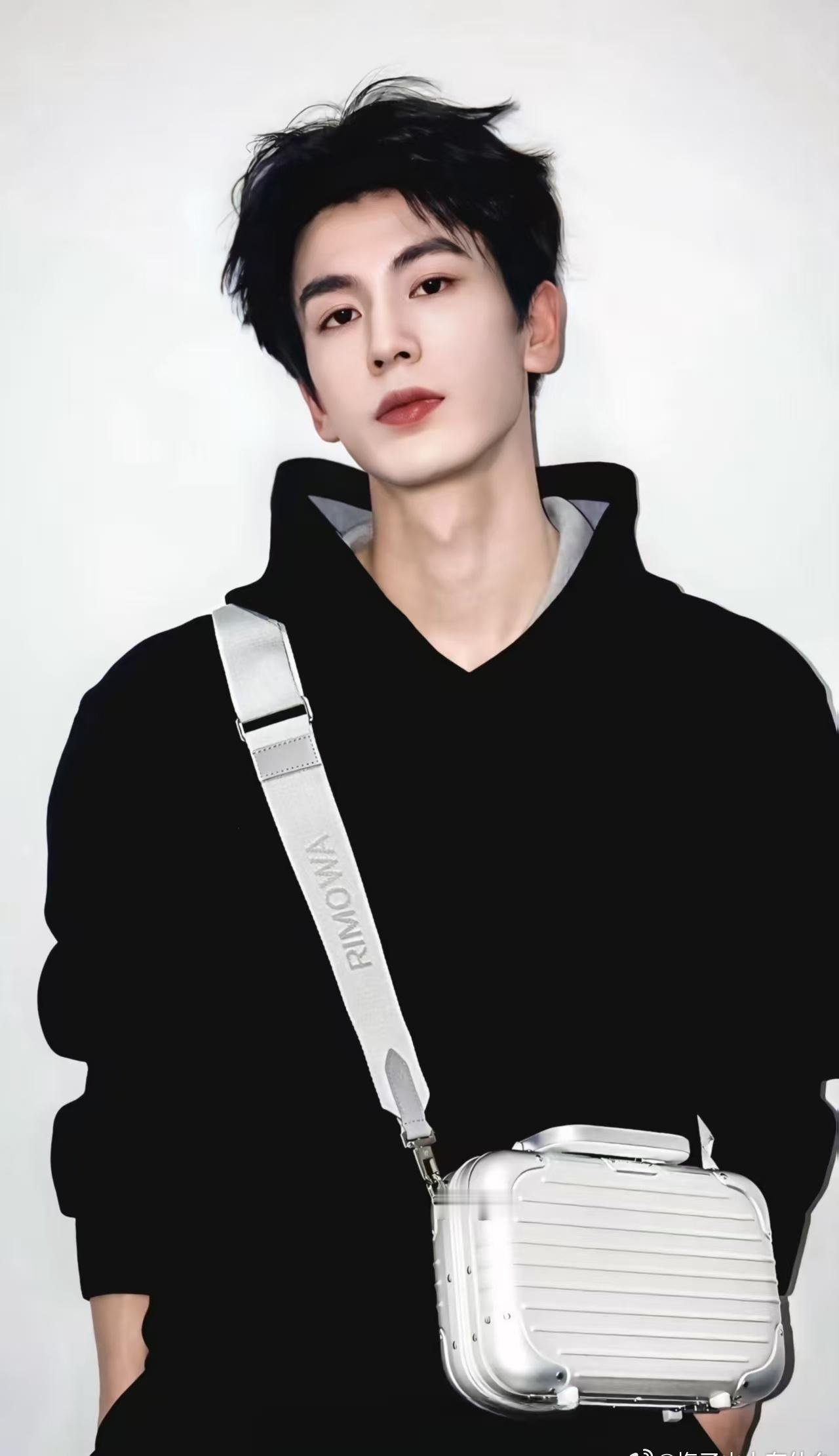 张凌赫张凌赫廿八韫玉冕以耀光｜张凌赫

我任了性，纵容思念开成一片海，定格成回忆