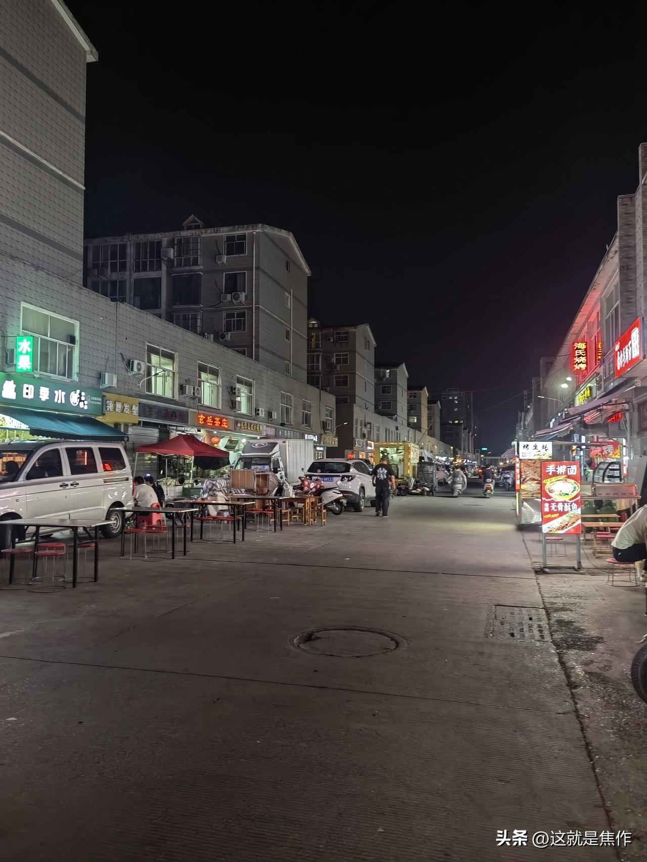 焦作锦祥商业街两边的小吃店，生意还可以。
经常从这条路通过两边的商店卖什么的都有
