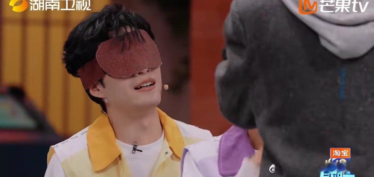 郭俊辰躲过第一次躲不过第二次你好星期六打雪仗游戏环节，郭俊辰身姿矫健躲开首个水球