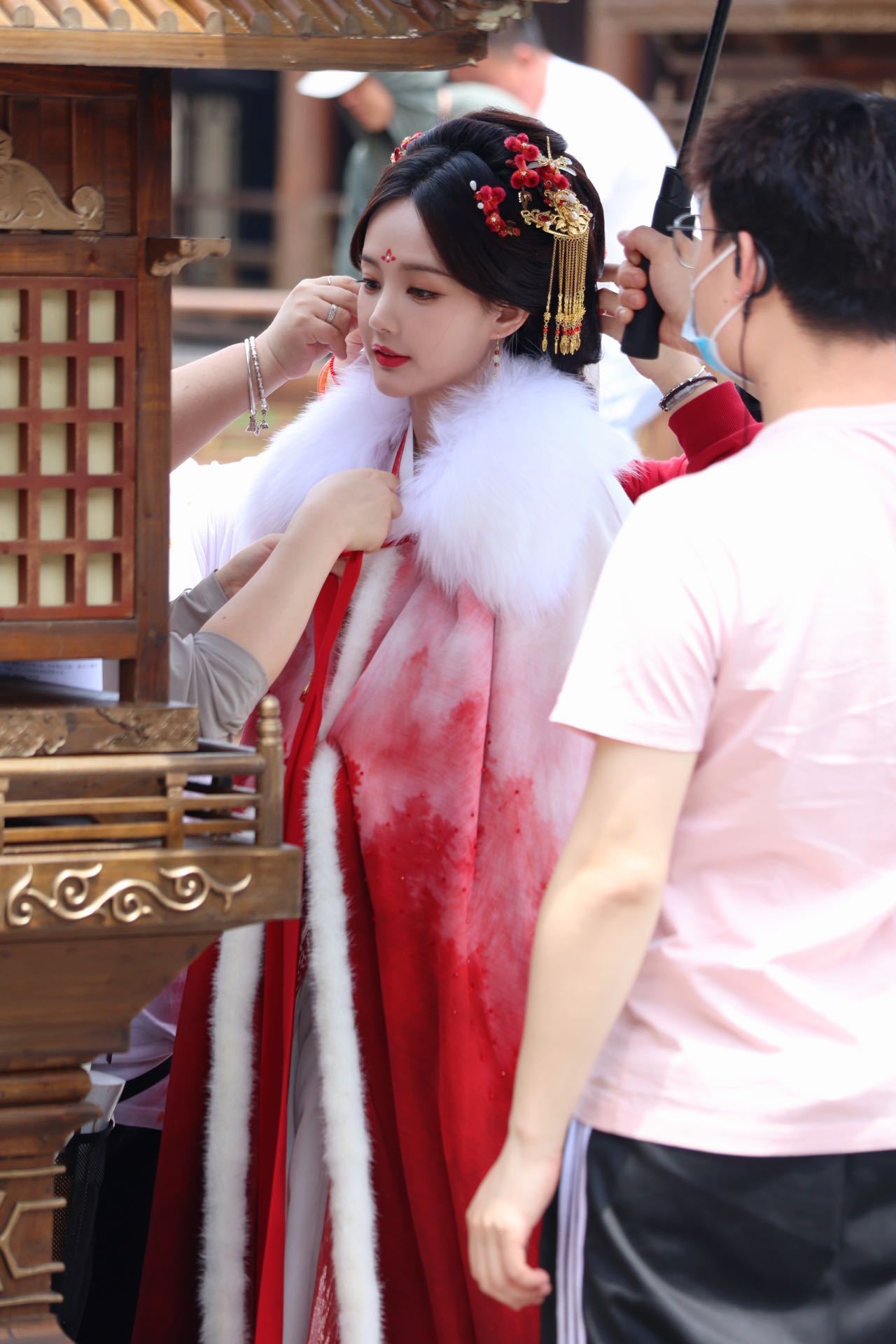 #李一桐书卷一梦贵气千金# 桐姐的衣橱又上新！今天是贵气逼人的红衣桐桐~不得不说