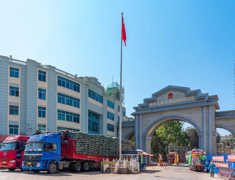 致敬边防部队——守护国门的钢铁长城
在国家的边疆线上，有这样一支队伍，他们默默坚