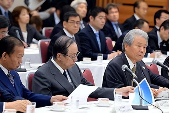 日本这趟访华团，人数少到可以忽略，但构成却不寻常——执政党和在野党同时派人，等于