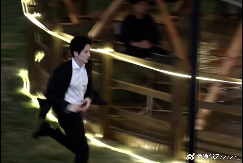 #张新成[超话]# 穿着西装狂奔简直帅死了好吗！！真的要夸夸这个拍摄手法[泪][