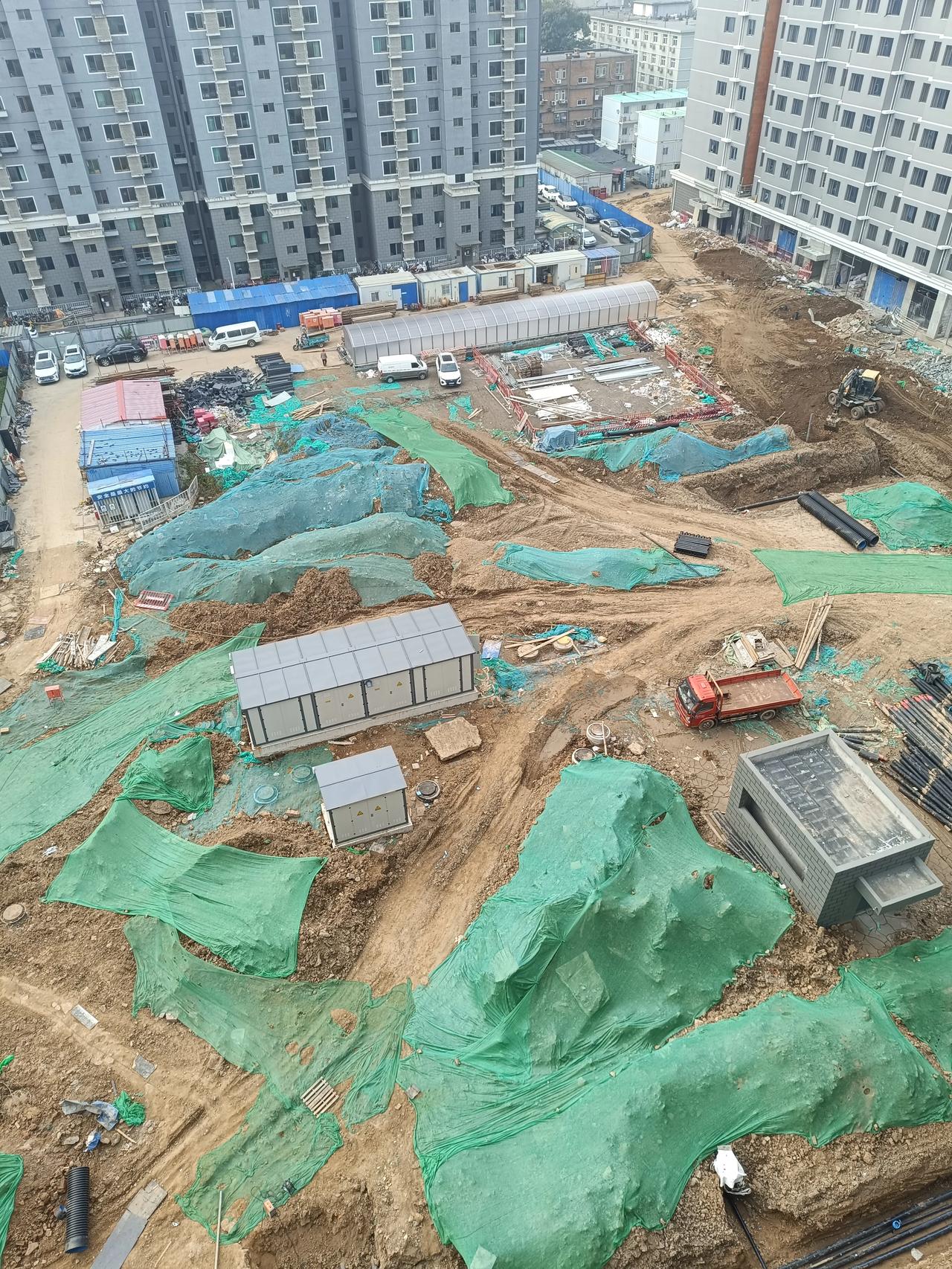 现在房地产比以前差了不少，可还是在不断的盖楼啊，毕竟好多人都需要工作啊！