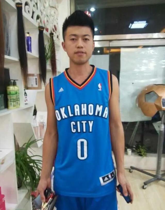 曾经穿过威少球衣，神龟正式退役，青春就此谢幕。而詹姆斯远赴76人，老将依旧奔赴战
