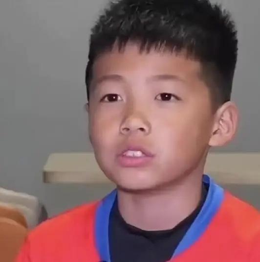 谁能想到，在意大利国际赛场惊艳全场的12岁足球少年，回国第一件事不是庆功，而是安