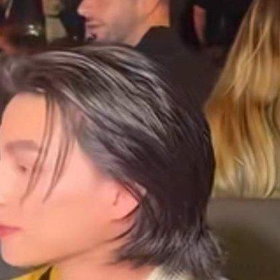 王亚飞 杨紫杨紫奔赴米兰时装周，全程由化妆师王亚飞操刀妆容，这组海外造型收获大量