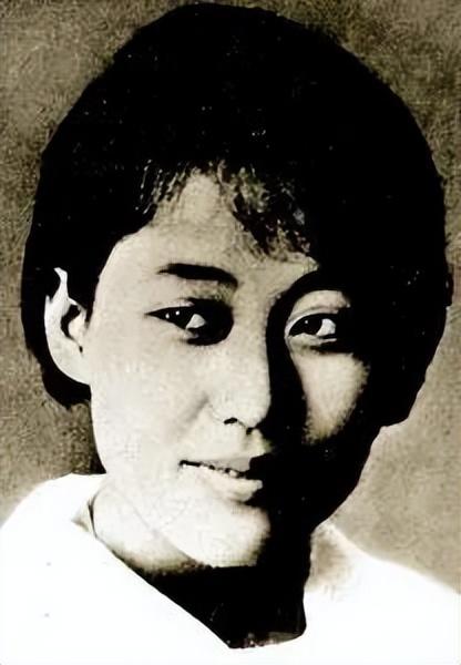 敌人把一张白纸塞到她面前，告诉她："写上名字，签了这份自首书，可以立刻放你走。"