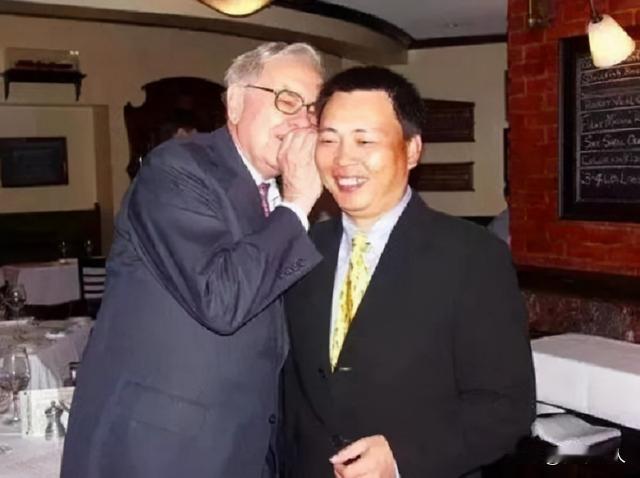 2006年，段永平以62万美元的天价买下了与股神巴菲特的午餐，同行的还有黄峥。这