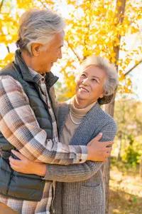 中老年单身男女如何寻找到属于自己后半生的幸福生活:

    一、有句老话说得好