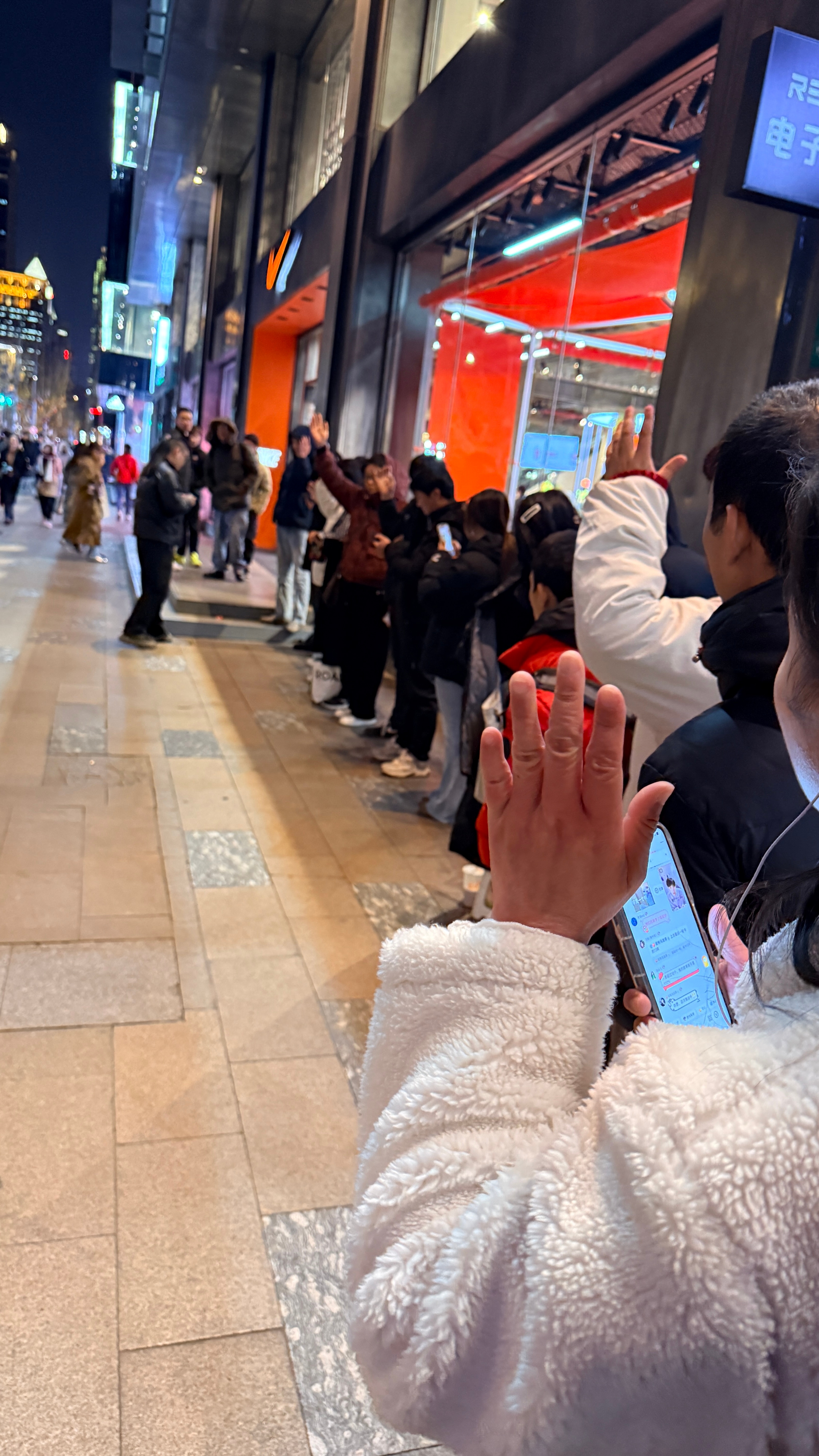 火爆！明天上午于汉超限量球衣发售，现在就开始排队了！球衣资讯贤聊球衣球衣资讯上海