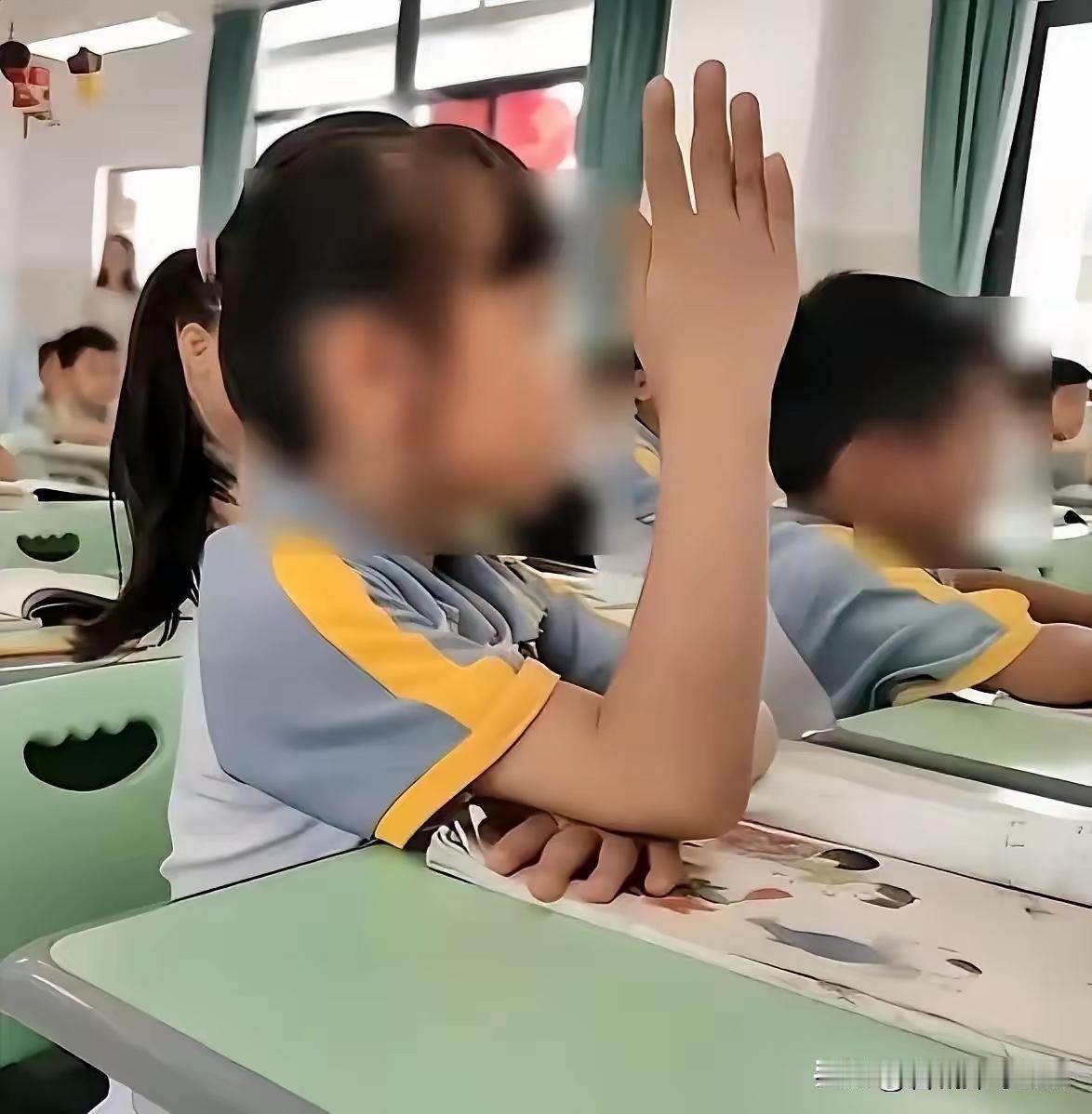 河南，一名学生上课突然举手，老师以为他要回答问题，谁知，孩子却红着脸说：“老师，