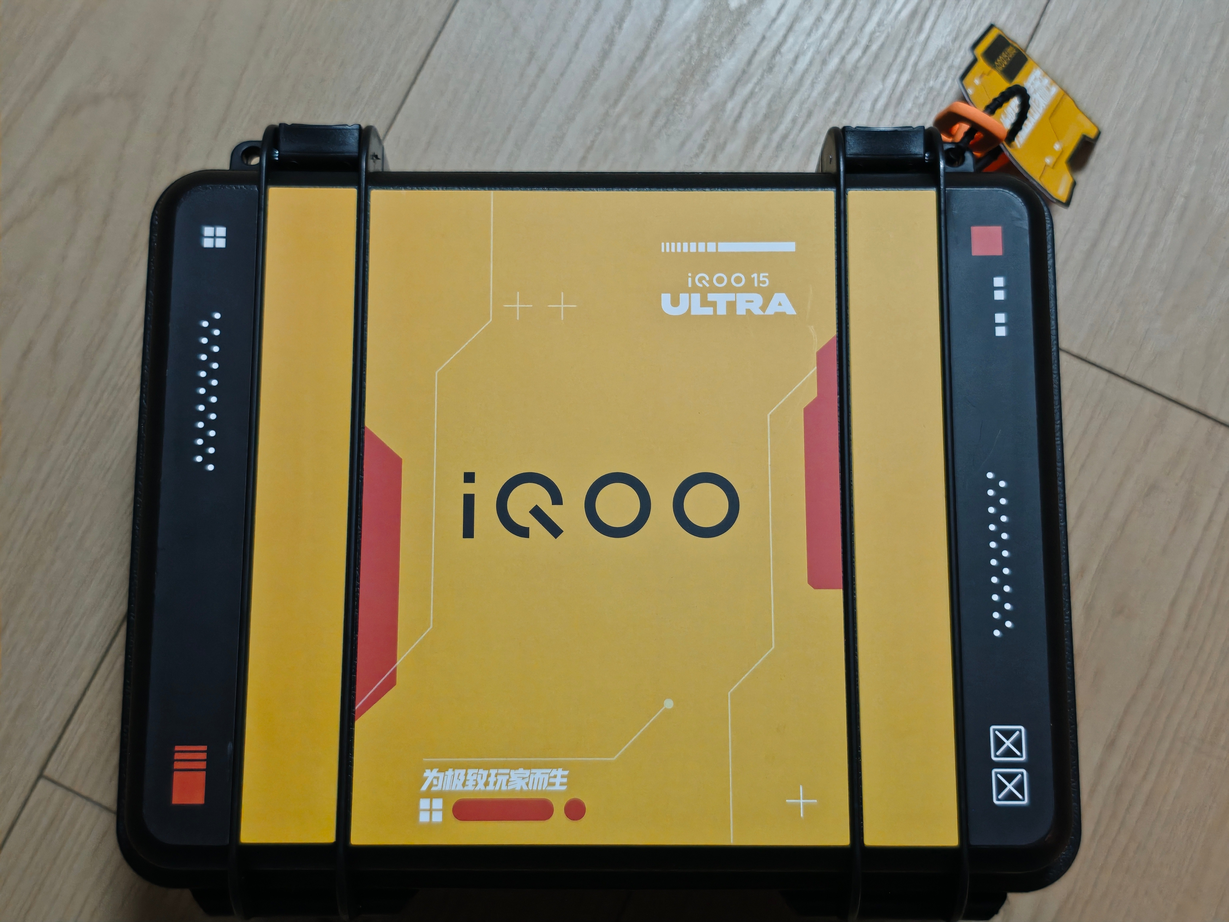 iQOO的邀请函收到了。iQOO的第一个ultra。明天晚上北京见。邀请函是一个