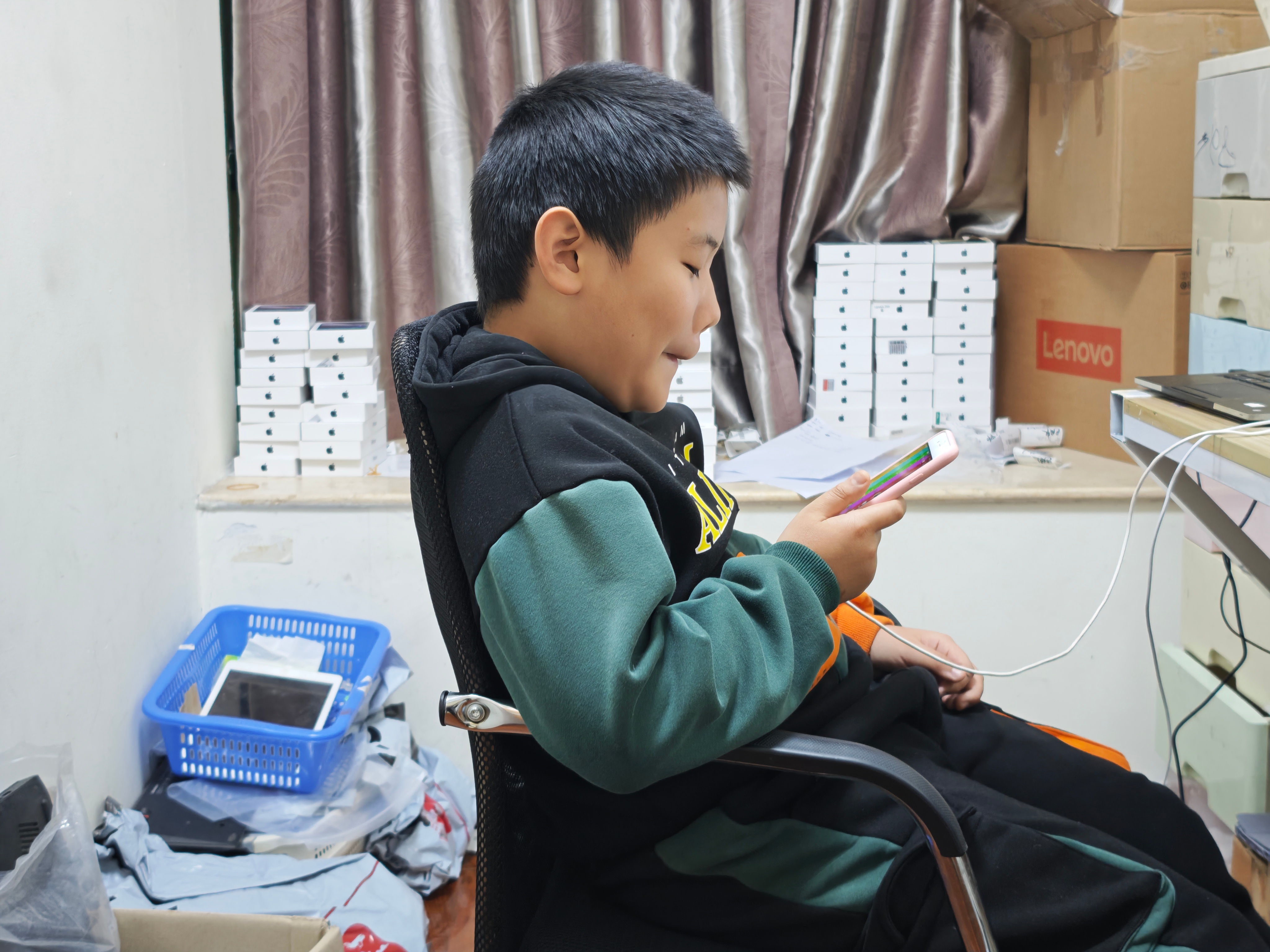 碰到这种只想玩手机，不想写作业的小孩，你们通常会怎么教育他，有经验的朋友给我出个