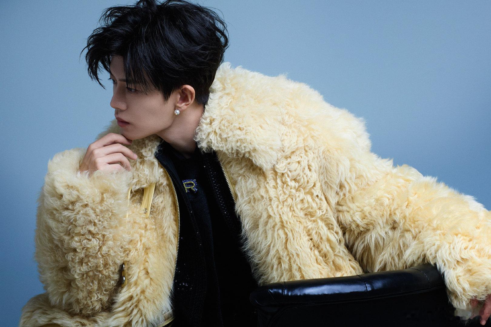 被任嘉伦唱跳硬控  跨年舞台上，任嘉伦《乐光》《无界》惊艳四方，唱跳魅力无限，我