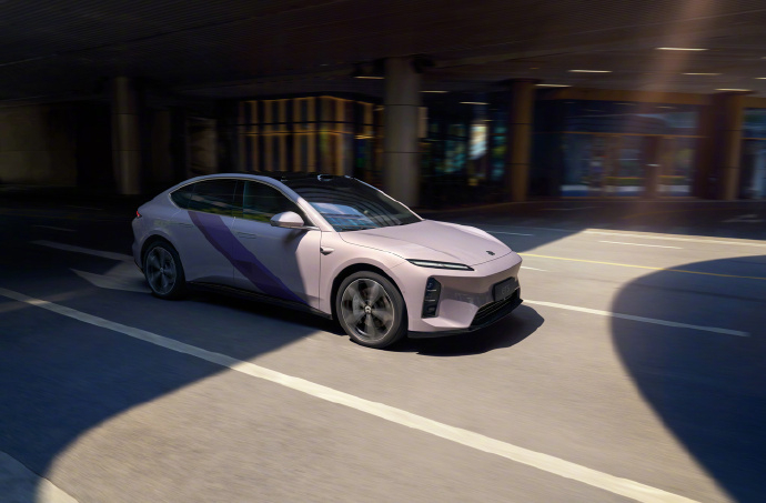 曜紫新装，优雅与锋芒并存。ET5/ET5T“远空紫”限定色亮相在即，这抹独特气质