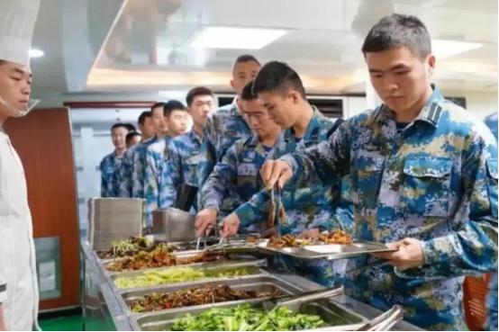 航母有多难养？山东舰编制几千人，食堂一天做七顿饭，顿顿都很丰盛，光是每天伙食费高