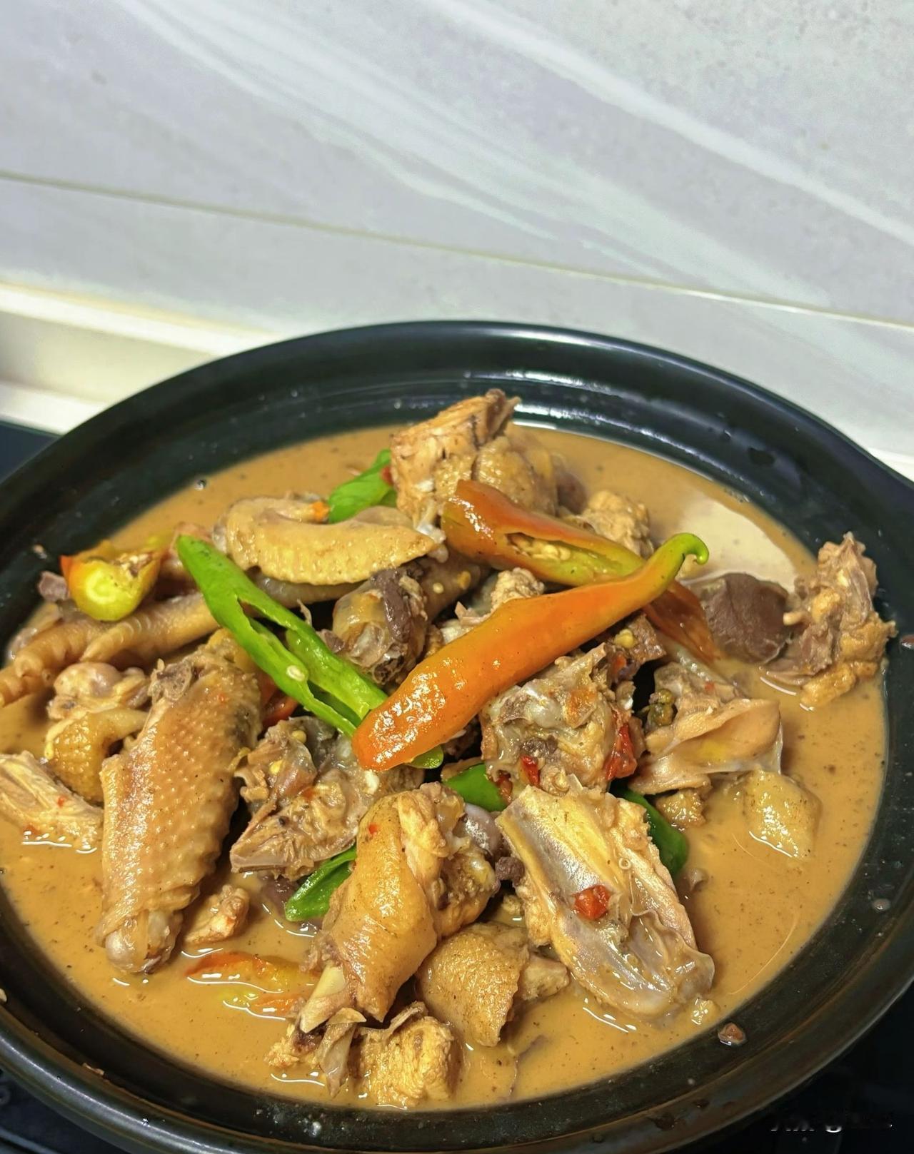 我闺蜜说她老公可能失恋了，最近也不爱说话了，手机也不玩了，上厕所也不勤了，昨天喝
