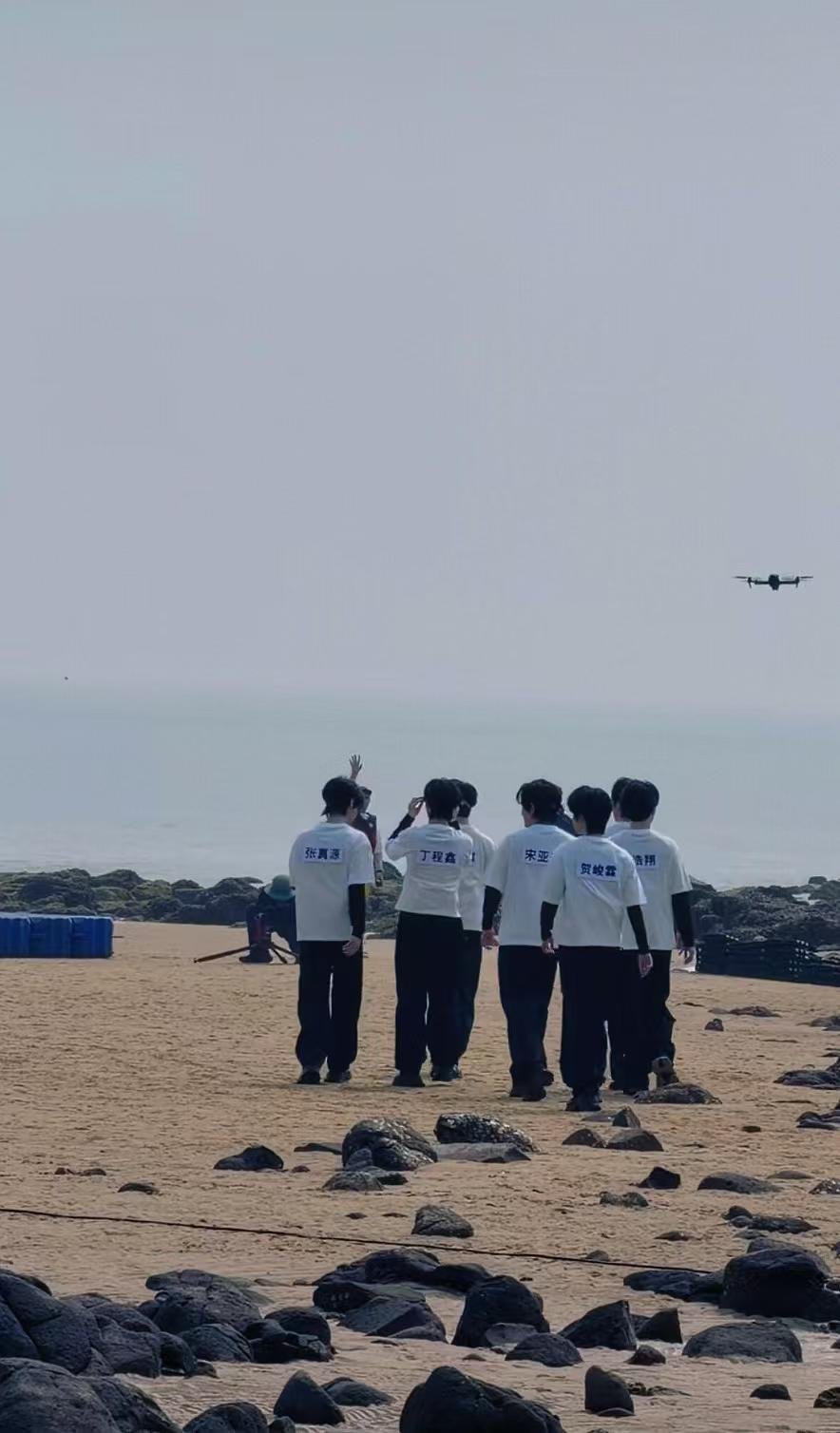 奔跑吧时代少年团海边少年感奔跑吧 当白T遇上发带，当少年遇见大海——时代少年团用