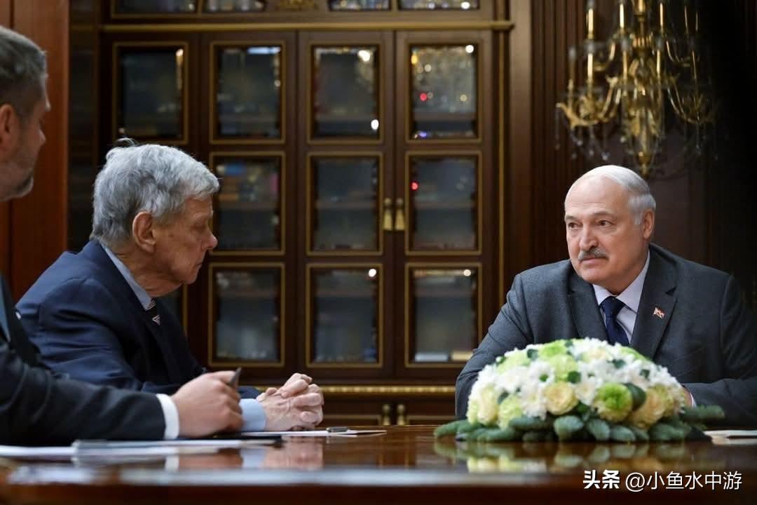 美国正以解除制裁作为筹码，积极与卢卡申科接触，外界解读美方意在拉拢白俄罗斯。
不