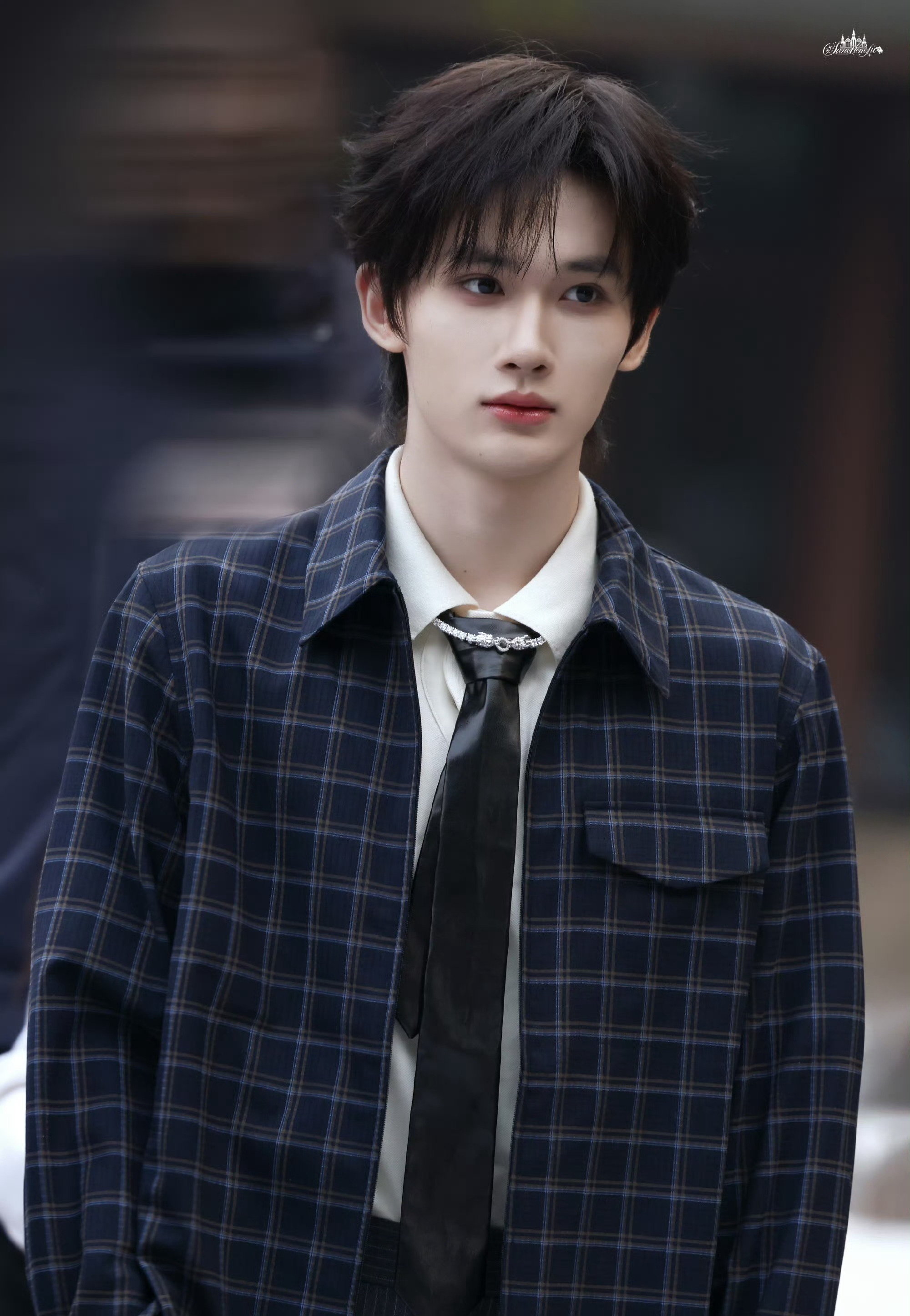 余宇涵走到哪摔到哪超燃青春的合唱 刚在合唱舞台上用歌声点燃全场，下台就给地板一个