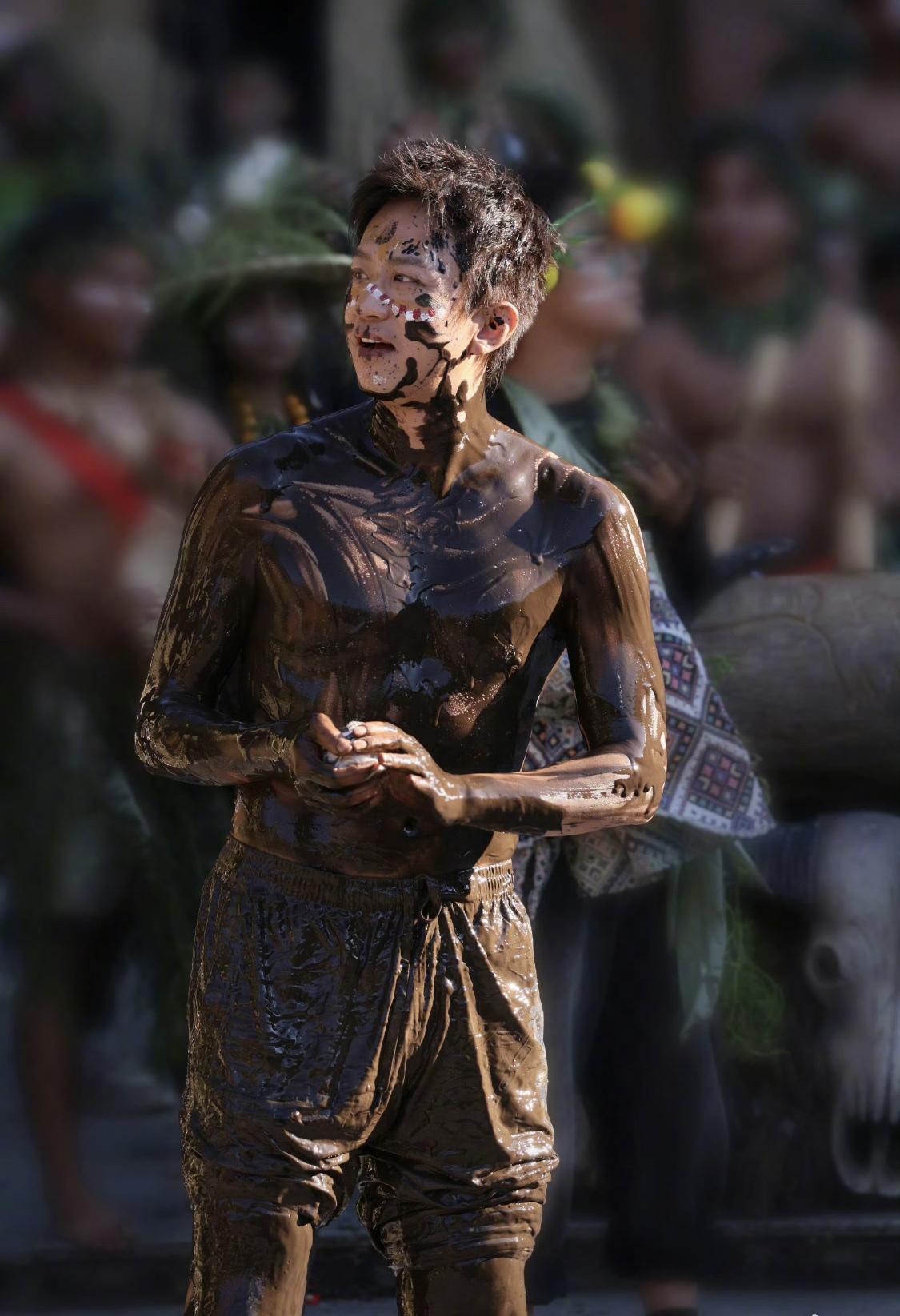 邓超发自己满身泥的照片，还挺有美感的。而网友发出来的就很有喜感。

又酷又帅的邓