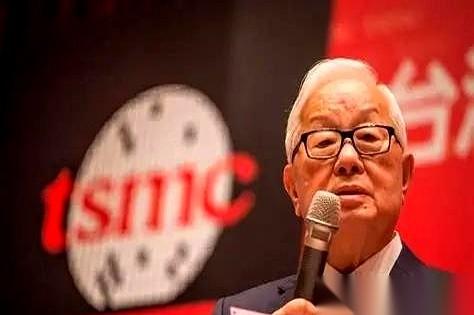 “如果美国真想扼杀你，你就一点办法都没有！”
这话，是那个亲手缔造了台积电神话，