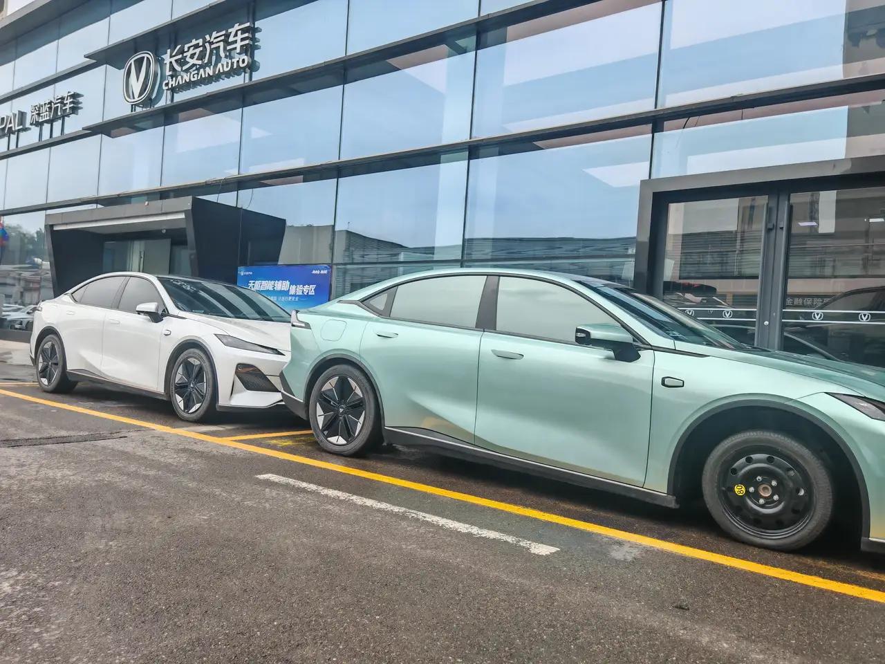 清晨出发，阳光洒进座舱，15.6英寸向日葵中控屏与AR-HUD抬头显示清晰指引路