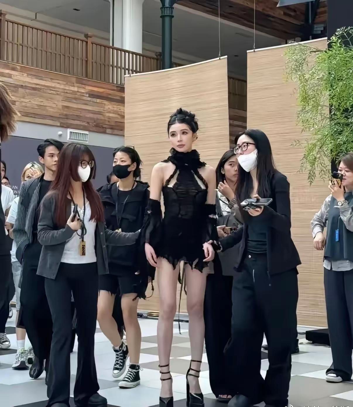 对联
上联：[作揖][作揖][作揖]；
下联：明星出门。