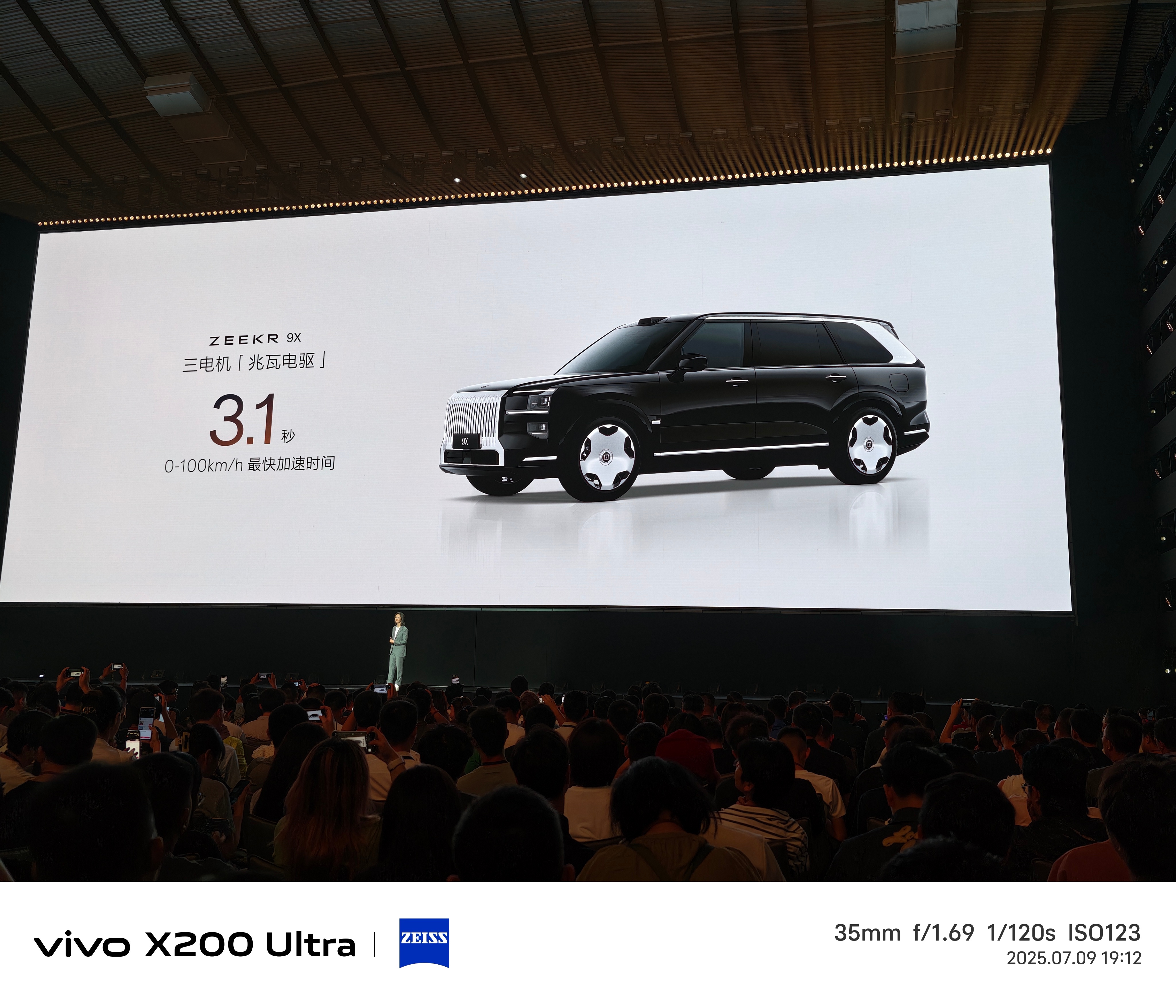 极氪9X搭载三电机，70度电池，百公里加速3.1秒 比Macan EV，还有混动