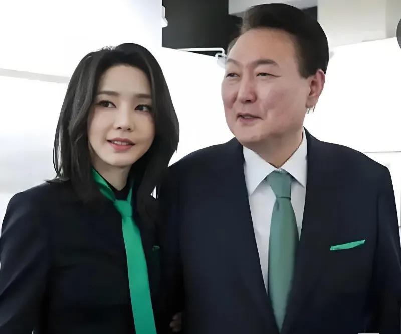 金建希将迎来苦难。她亲戚家里搜出价值6000万韩元的钻石项链。韩国特检组现在拿尹