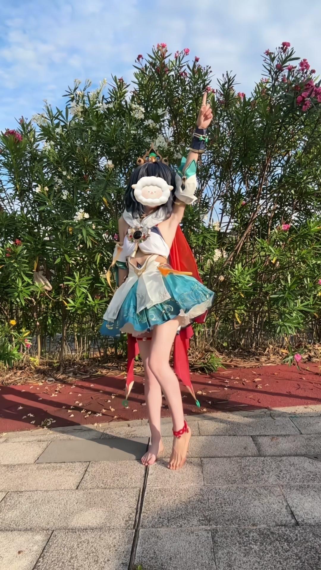 谁懂啊！精心打扮的cos妆，美颜相机直接说“不认识”，这反差感绝了～

刚化完妆