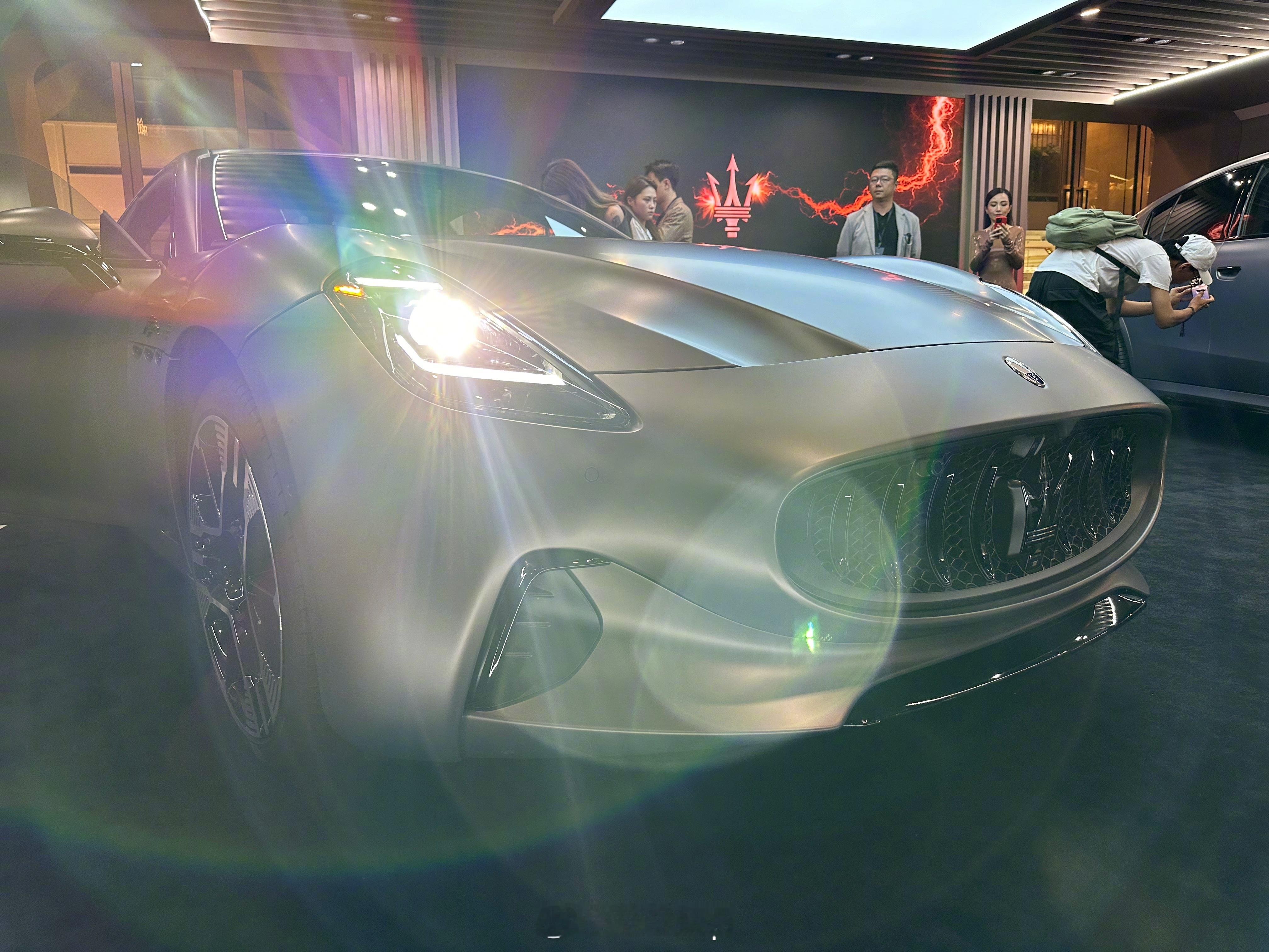 看了看纯电版本的玛莎拉蒂 Gran Turismo ，依旧保持着非常优雅的线条和