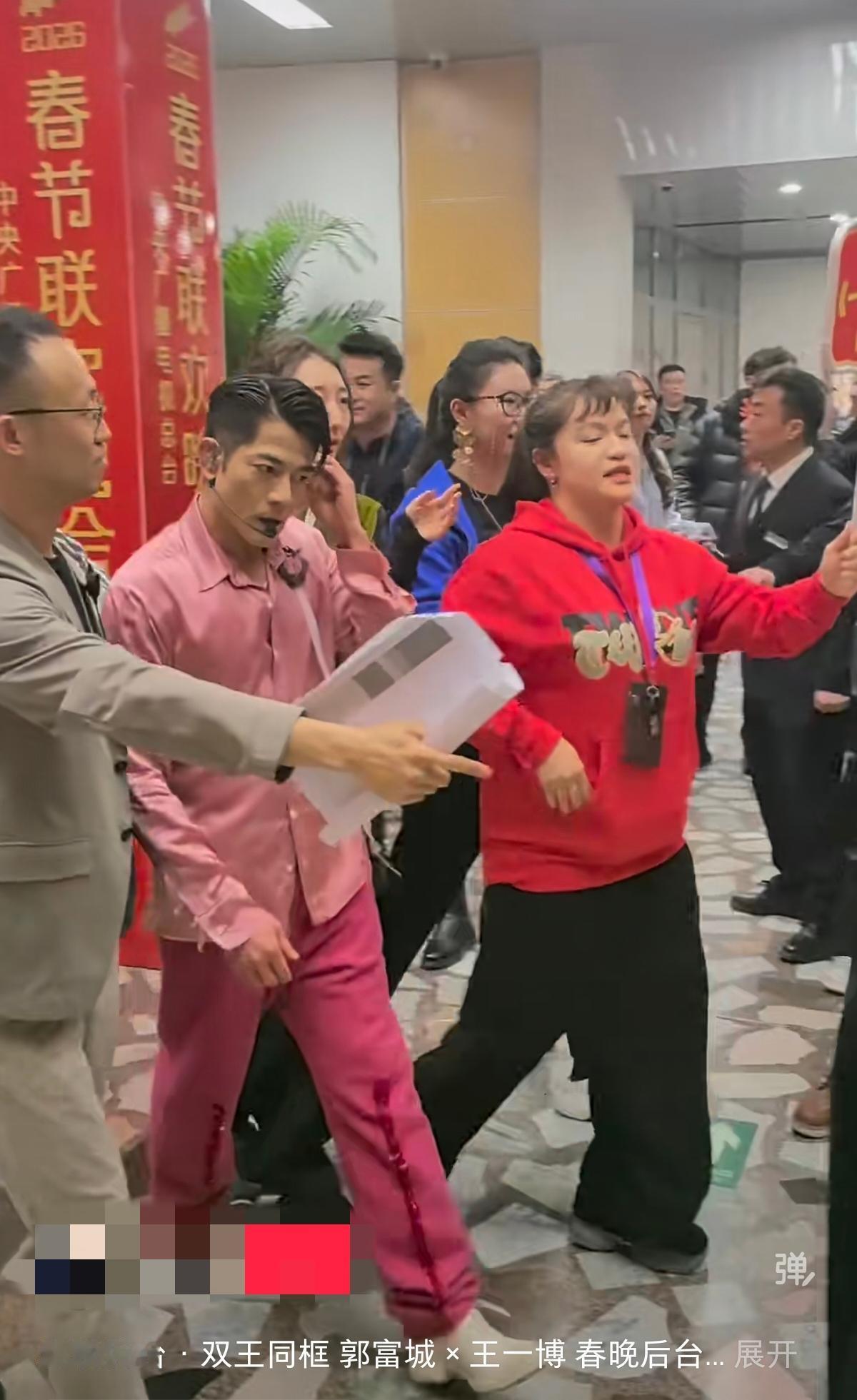 郭富城与王一博春晚表演结束，走到后台都挺累的，尤其王一博，看着傻傻地!

2月1