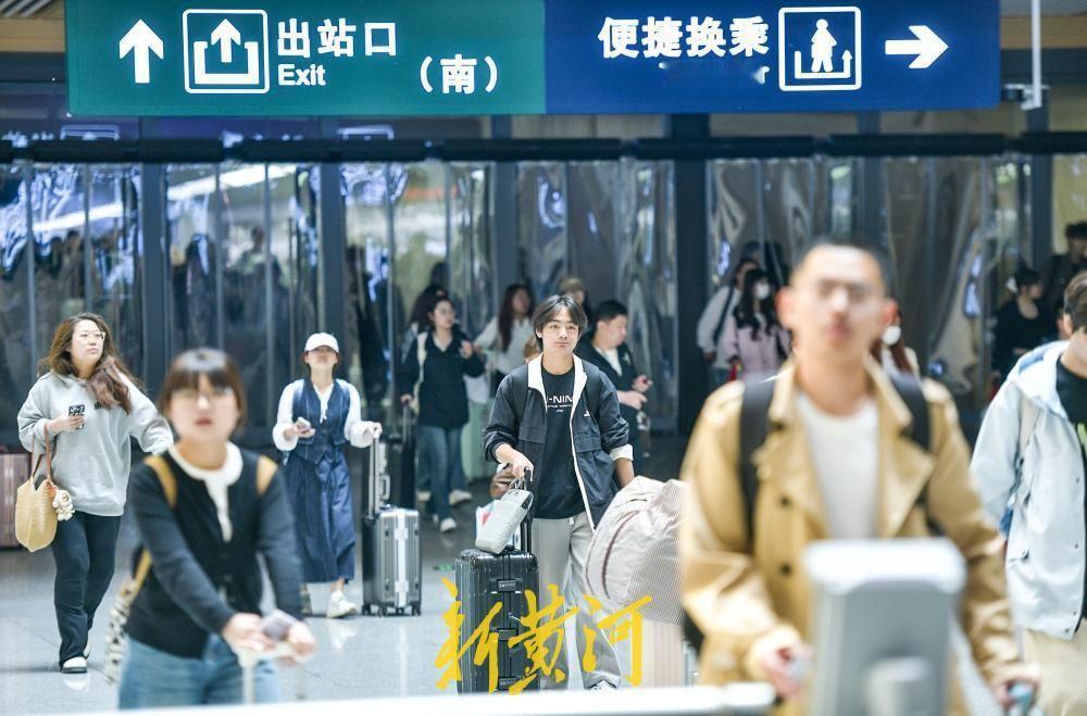 “五一”假期临近，济南火车站迎来节前学生客流高峰！“五一”假期临近，为缓解集中出