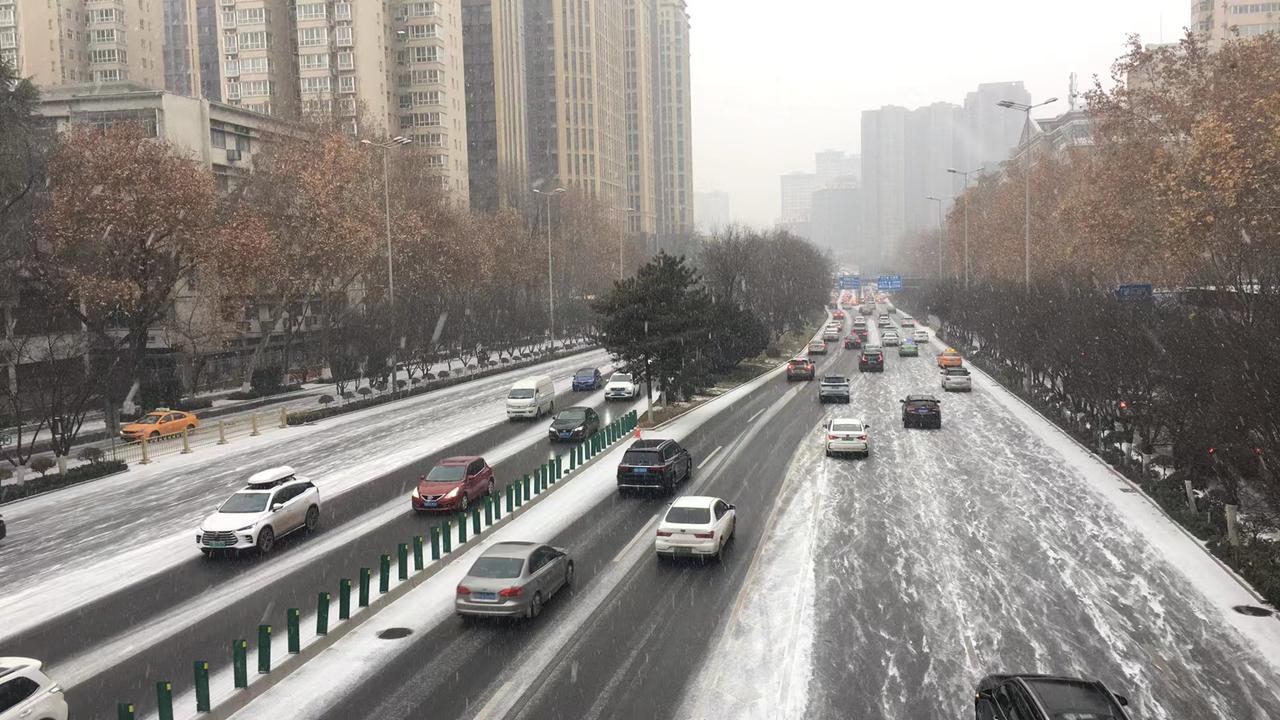2023年的冬天，
西安的雪，
下的总是那么认真，
已经不记得是第几场雪了。