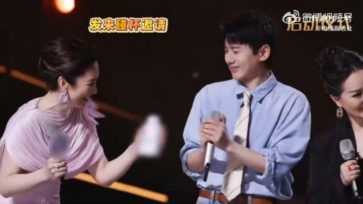 大家举杯张杰举麦 《国乐无双》：全员举酸奶碰杯，只有张杰下意识举起麦克风“麦不离