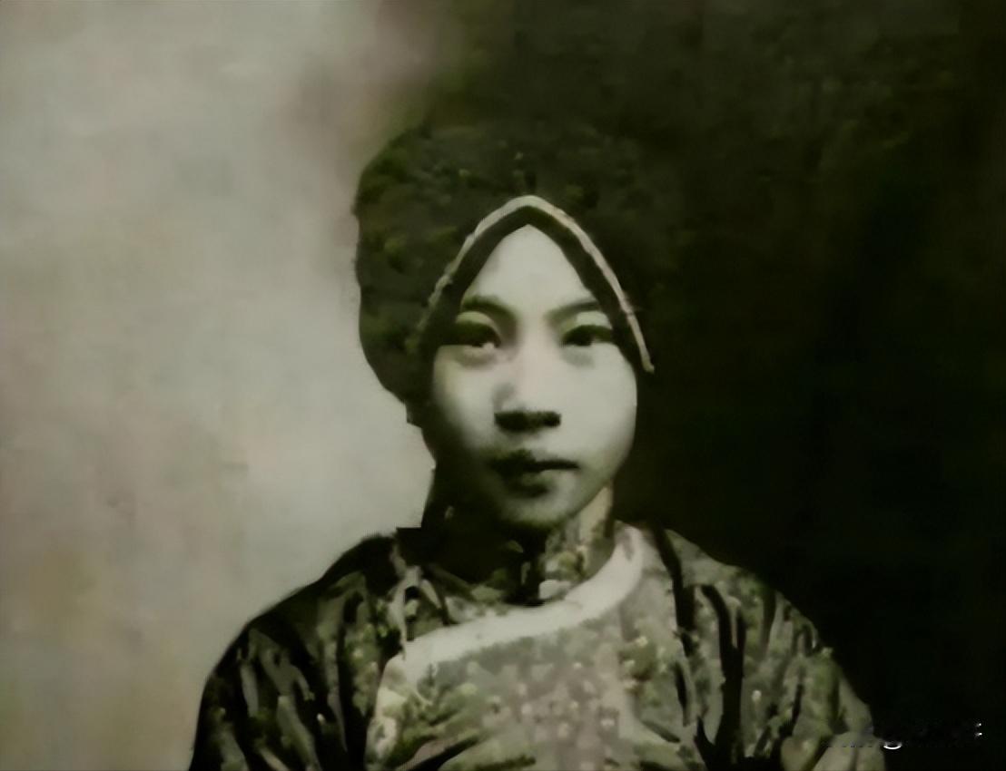 --1925年，24岁的青楼女子张素贞，和往常一样接客，然而，正当她为客人宽衣解