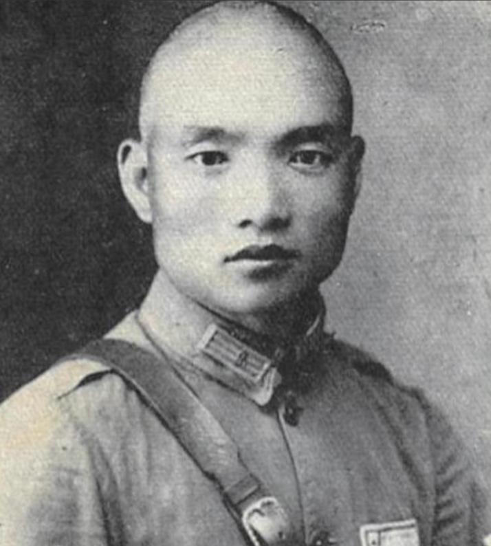 1959 年，孔令华带着女朋友回家见父母，身为开国中将的孔从洲吓坏了，他颤抖着问
