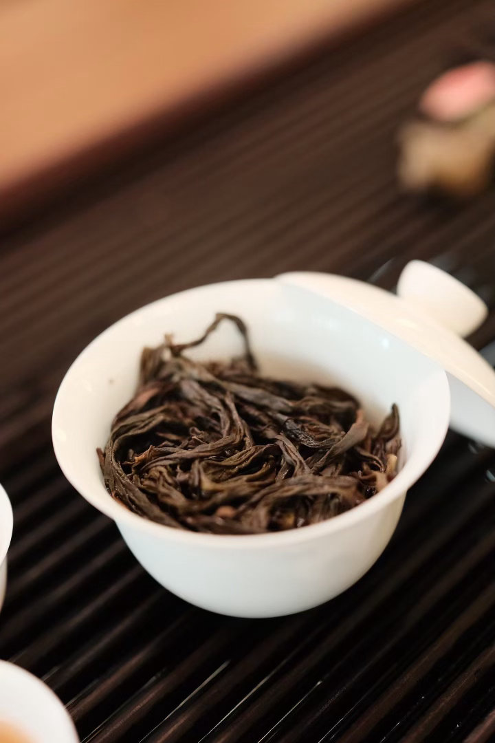 品茶赏器交友  茶中自有山川气，静品方知岁月深。 