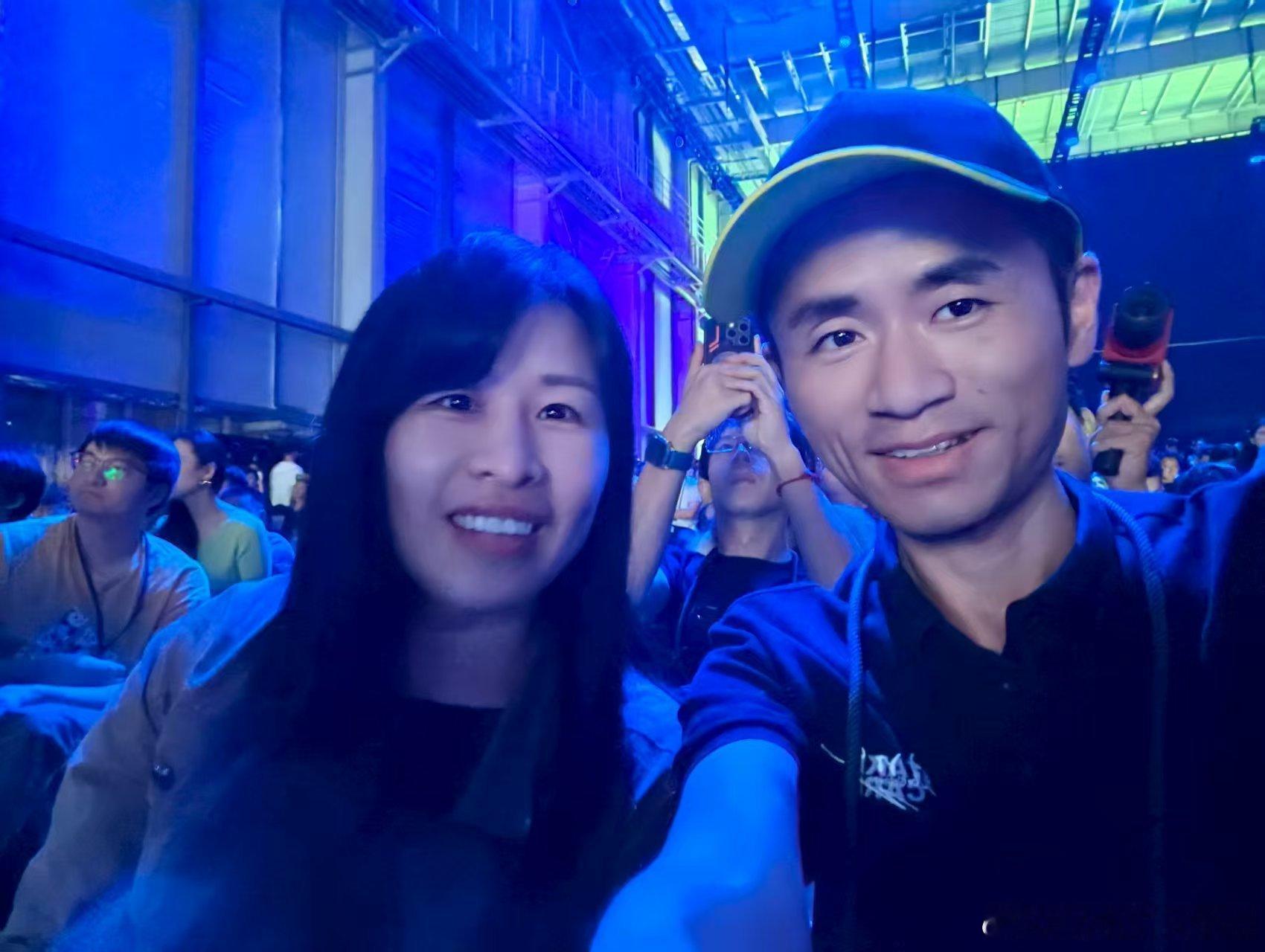 你跟谁要的合影呢现在咋跟我学，到处找姑娘要合影了 ​​​